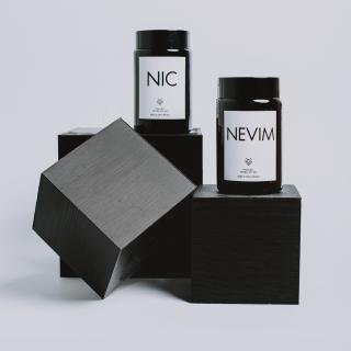 IRONIC CANDLES - NEVIM - sójová svíčka v tmavém skle Barva a vůně / Color and scent: Černá - LEATHER