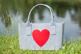 GILDE nákupní filcová taška - Srdce s kapsičkou / šedá s červeným srdcem (...tašku Srdce si okamžitě zamilujete...)