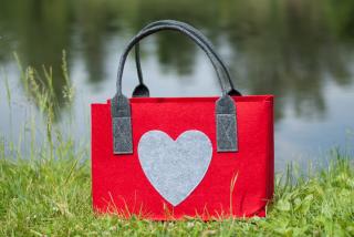 GILDE nákupní filcová taška - Srdce s kapsičkou / výrazná červená (...tašku Srdce si okamžitě zamilujete...)