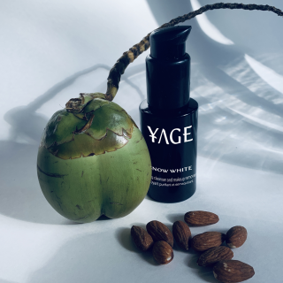 Yage č. 0 Odličovací olej smývatelný vodou s výživou pro řasy SNOW WHITE