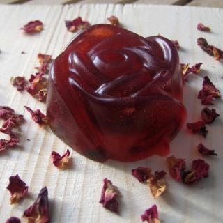 Mýdlo velká růže s mandlovým olejem a plátky růží | LIBEBIT