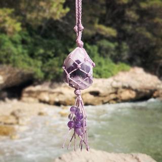 Macramé ochranný amulet do auta s ametystem