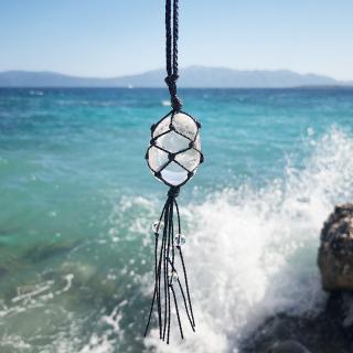 Macramé ochranný amulet do auta s křišťálem