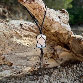 Macramé ochranný amulet do auta se selenitem