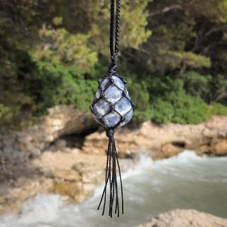 Macramé ochranný amulet do auta se sodalitem