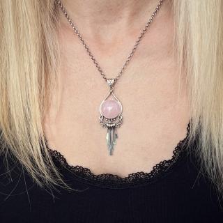 Stříbrný náhrdelník s přívěskem z růženínu - Ag925
