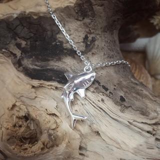 Stříbrný náhrdelník s přívěskem žraloka - Ag 925