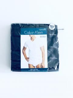 Calvin Klein Calvin Klein V-Neck Black pohodlná bavlněná trika Classic Fit s mini nápisem 4 ks - S / Černá / Calvin Klein