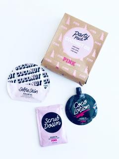 Victoria's Secret Victoria's Secret PINK Party Pack Coconut Oil balíček obsahující tělový peeling, masku na pleť a tělové mýdlo - UNI / Victoria's Secret