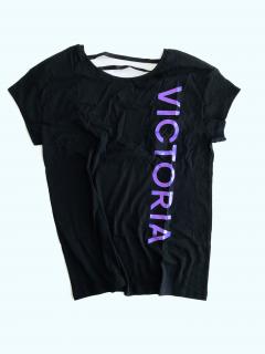 Victoria's Secret Victoria's Secret Sport Black stylové sportovní triko s fialovým nápisem Victoria - S / Černá / Victoria's Secret