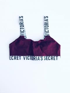 Victoria's Secret Victoria's Secret Vine pohodlná sportovní podprsenka Bralette s nápisy VS po celém obvodu - S / Vínová / Victoria's Secret