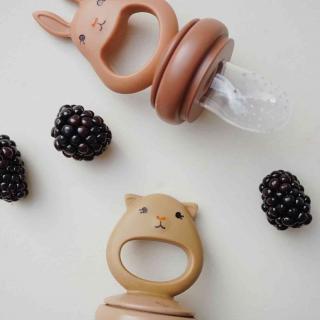 Konges Sløjd Silikonové krmící dudlíky Almond/Terracota  Konges Sløjd Silicone Fruit Feeding Pacifier