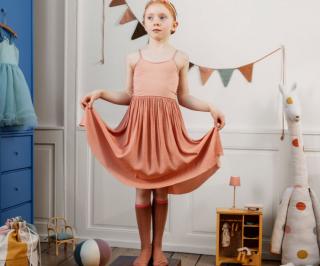 Maileg Dětské šaty jako pro baletku Melon  Maileg Ballerina Dress Melon Velikost: 6-8 let