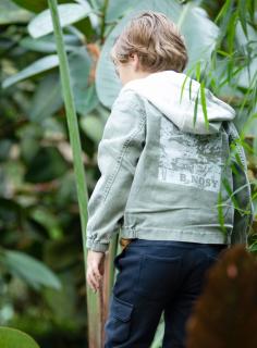 Chlapecká džínová bunda s kapucí zelená - potisk na zádech Velikost: 116