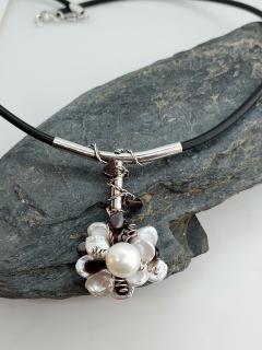 Květ autorský náhrdelník perly a granát-stříbro