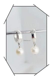 Stříbrné něžné náušnice s bílými perlami