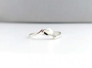 SUMMER  Modelový stříbrný prsten s perlou