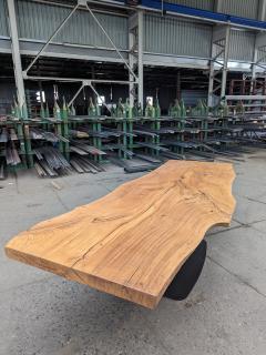 Jídelní stůl z dubového masivu Královna lesů v industriálním designu
