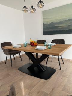 Jídelní stůl z dubového masivu Šik v industriálním designu Velikost Desky: 1600x900 (mm)