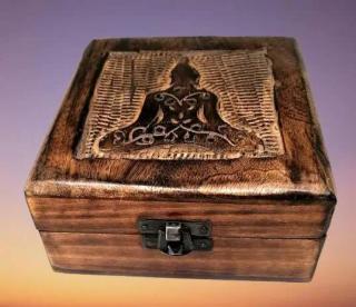 Dřevěná truhlička s vyřezaným symbolem Buddha