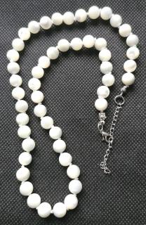 Přírodní bílá perleť - náhrdelník s chir.ocelí (elegantní šperk)