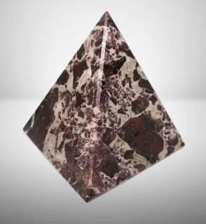 Pyramida z Red onyxu 7,5 cm úžasná
