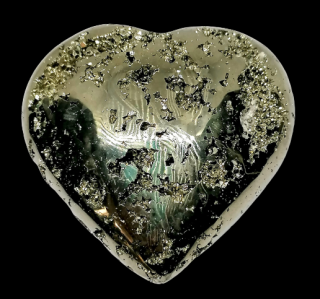 Pyritové srdce v AA kvalitě s krystalky uvnitř 105 g (NOVINKA)