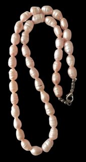 Říční perly pravé, merunk.-fialkové, dl. cca 42-43 cm,