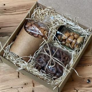 Dárková krabička plná dobrot s vlastním výběrem a vzkazem Na pozici skleničky bude?: Ořechy v medu a soli  70g, V celofánku bude?: Čokoládové kamínky…