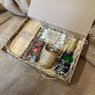 Firemní dárková krabička s kávou, šampaňským, preclíky, ořechy a čokoládou