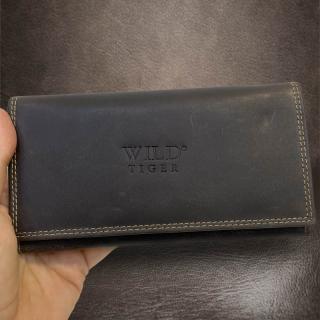 Dámská hnědá kožená peněženka WILD Leather s monogramem (ražba) (Krásná práce, tak by se to dalo shrnout. Poctivá peněženka, navíc s doplněním vlastního monogramu získáte dokonalý originál.)