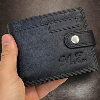 Pánská černá kožená peněženka RFID BEORIGINAL Leather s monogramem (ražba) (Perfektně navržena, poctivě ušitá s důrazy na sebemenší detail. Doplňte monogramem a originál je na světě.)