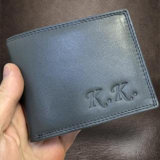 Pánská šedá kožená peněženka BEORIGINAL Leather s monogramem (ražba) (Luxusní šedá kožená peněženka s ražbou vlastního monogramu dodá na exkluzivitě a vyjímečnosti.)