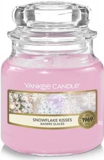 Yankee Candle - vonná svíčka SNOWFLAKE KISSES (Polibky sněhové vločky) 104 g