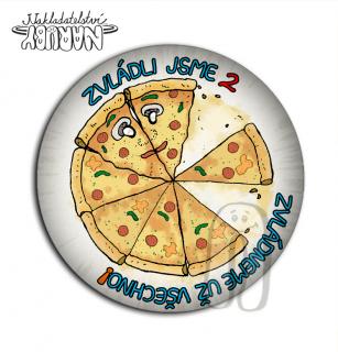 Placka - Zvládli jsme 1.-9. třídu (pizza) Třída: 2., Zadní strana: Klíčenka s otvírákem