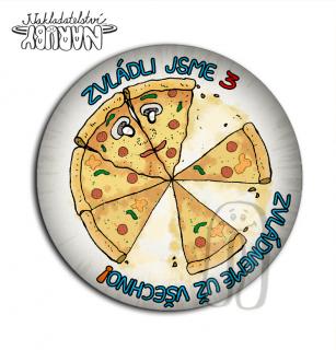 Placka - Zvládli jsme 1.-9. třídu (pizza) Třída: 3., Zadní strana: Klíčenka s otvírákem