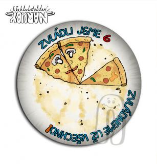 Placka - Zvládli jsme 1.-9. třídu (pizza) Třída: 6., Zadní strana: Klíčenka s otvírákem