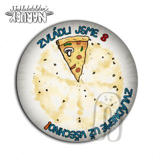 Placka - Zvládli jsme 1.-9. třídu (pizza) Třída: 8., Zadní strana: Klíčenka s otvírákem