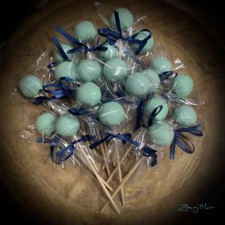 LÍZÁTKO-CAKEPOPS  Dortová lízátka ve třech různých příchutích Příchuť: bílá čokoláda a spirulína