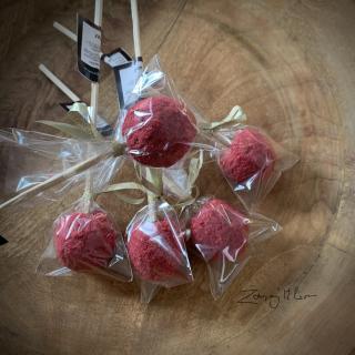 LÍZÁTKO-CAKEPOPS  Dortová lízátka ve třech různých příchutích Příchuť: malina